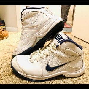 LIKE NEW Men’s Nike size 8 shoes